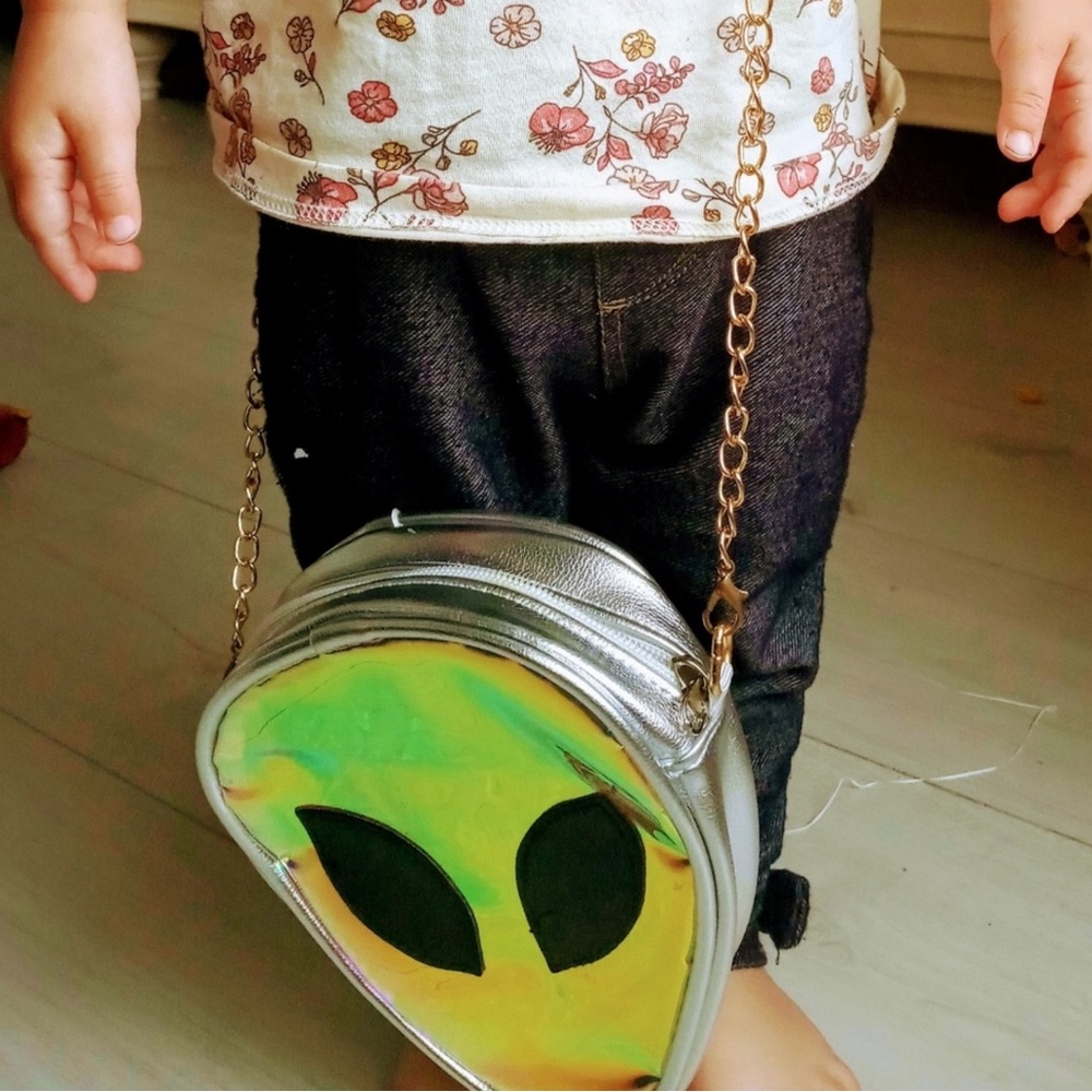 Alien purse